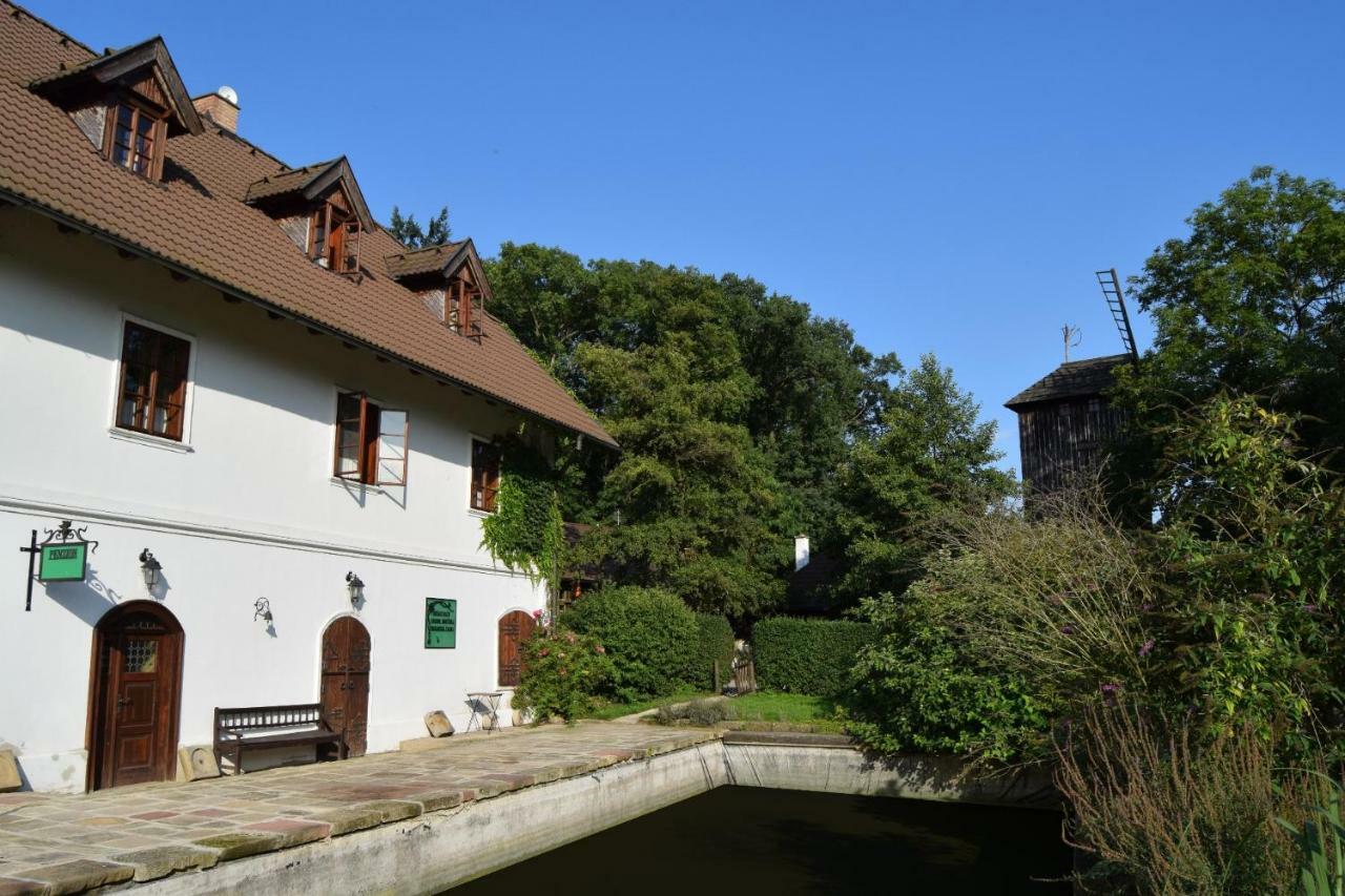 Bucicky Mlyn Hotel Rozdalovice Luaran gambar